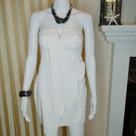 TRIXXI PLUNGE SIDE KNOT SLEEVELESS MINI DRESS, IVORY 1 - Picture 4 of 16